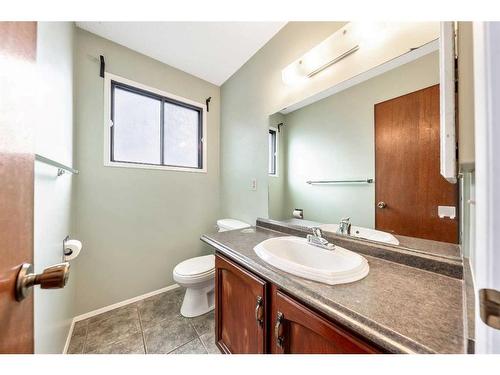 11 Coach Manor Rise Sw, Calgary, AB - Indoor Photo Showing Bathroom