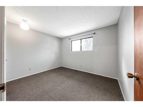 11 Coach Manor Rise Sw, Calgary, AB - Indoor Photo Showing Other Room