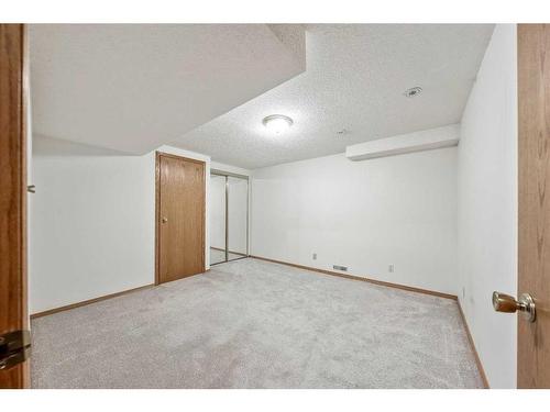 11 Coach Manor Rise Sw, Calgary, AB - Indoor Photo Showing Other Room