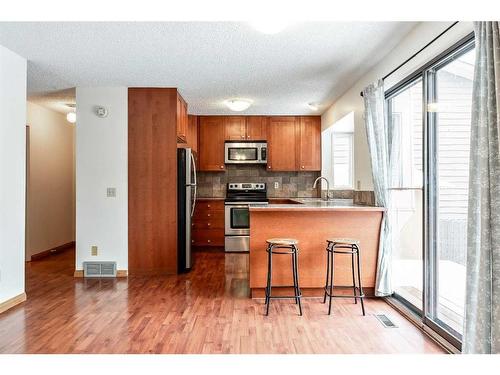 11 Coach Manor Rise Sw, Calgary, AB - Indoor Photo Showing Kitchen