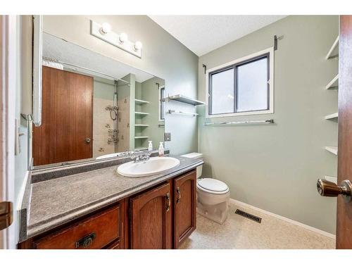 11 Coach Manor Rise Sw, Calgary, AB - Indoor Photo Showing Bathroom