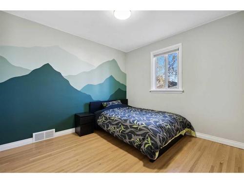 1814 Ramsay Street Se, Calgary, AB - Indoor Photo Showing Bedroom