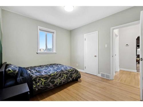 1814 Ramsay Street Se, Calgary, AB - Indoor Photo Showing Bedroom