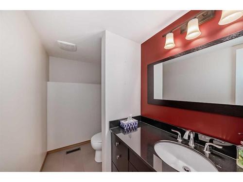 6112 Thornaby Way Nw, Calgary, AB - Indoor Photo Showing Bathroom