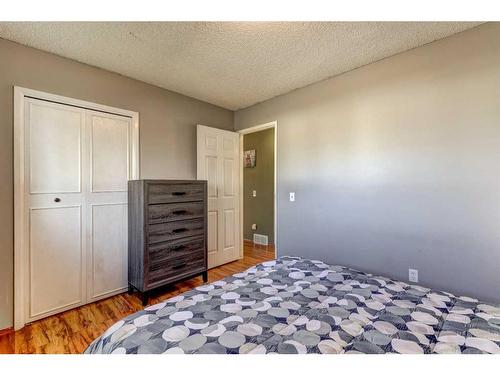 335 Penworth Way Se, Calgary, AB - Indoor Photo Showing Bedroom