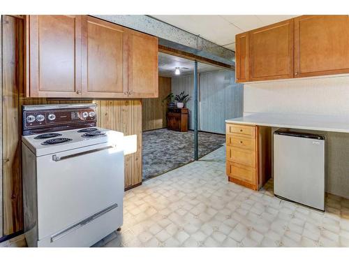 335 Penworth Way Se, Calgary, AB - Indoor Photo Showing Kitchen