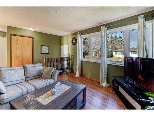 335 Penworth Way Se, Calgary, AB - Indoor Photo Showing Living Room