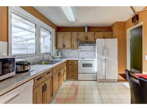 335 Penworth Way Se, Calgary, AB - Indoor Photo Showing Kitchen