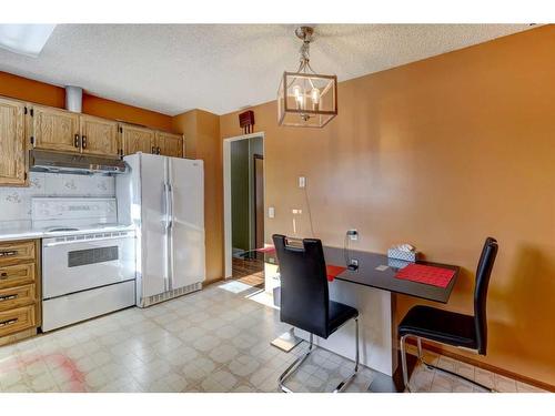 335 Penworth Way Se, Calgary, AB - Indoor Photo Showing Kitchen