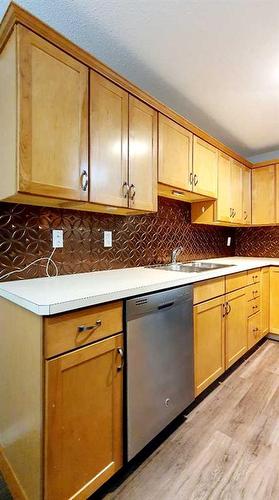 101-6108 53 Street, Olds, AB - Indoor Photo Showing Kitchen