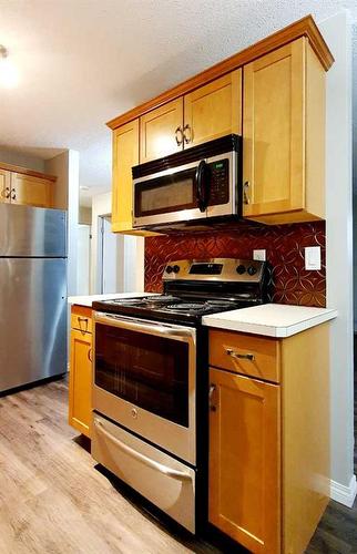 101-6108 53 Street, Olds, AB - Indoor Photo Showing Kitchen