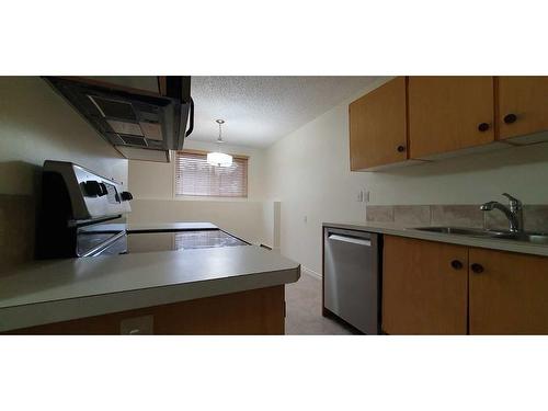 201-6108 53 Street, Olds, AB - Indoor Photo Showing Kitchen