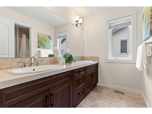 43 Elgin Estates Green Se, Calgary, AB - Indoor Photo Showing Bathroom