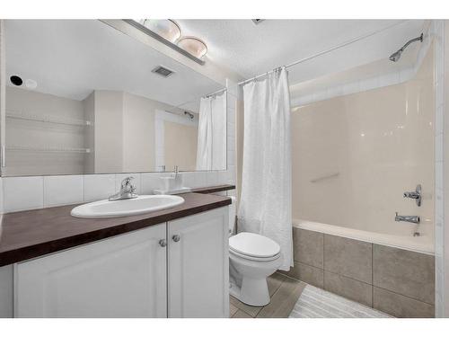 213-2000 Applevillage Court, Calgary, AB - Indoor Photo Showing Bathroom