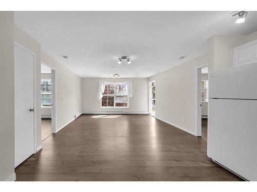 213-2000 Applevillage Court, Calgary, AB - Indoor Photo Showing Living Room