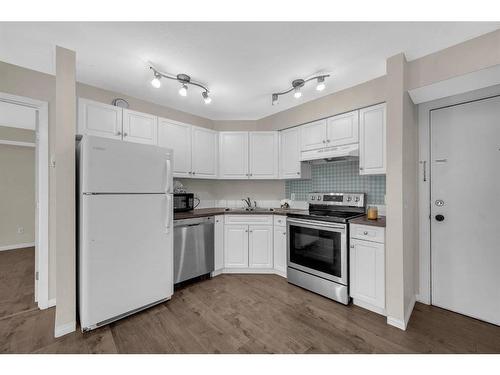 213-2000 Applevillage Court, Calgary, AB - Indoor Photo Showing Kitchen