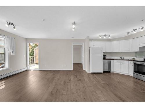 213-2000 Applevillage Court, Calgary, AB - Indoor Photo Showing Kitchen