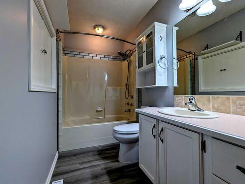 5411 Silverthorn Road, Olds, AB - Indoor Photo Showing Bathroom