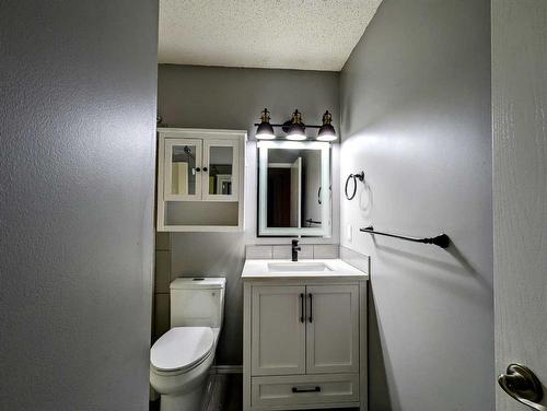 5411 Silverthorn Road, Olds, AB - Indoor Photo Showing Bathroom