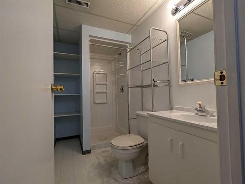 5411 Silverthorn Road, Olds, AB - Indoor Photo Showing Bathroom