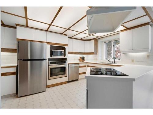 669 Hawkwood Boulevard Nw, Calgary, AB - Indoor Photo Showing Kitchen With Double Sink