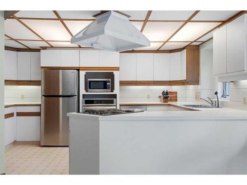 669 Hawkwood Boulevard Nw, Calgary, AB - Indoor Photo Showing Kitchen