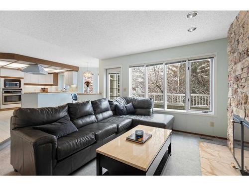 669 Hawkwood Boulevard Nw, Calgary, AB - Indoor Photo Showing Living Room