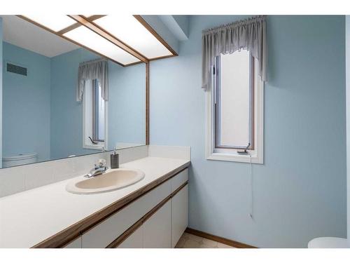 669 Hawkwood Boulevard Nw, Calgary, AB - Indoor Photo Showing Bathroom