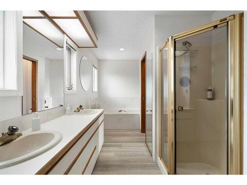 669 Hawkwood Boulevard Nw, Calgary, AB - Indoor Photo Showing Bathroom