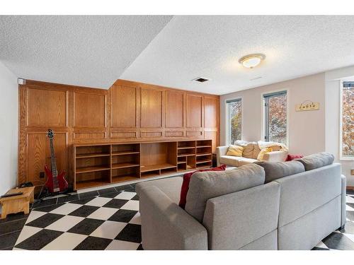 669 Hawkwood Boulevard Nw, Calgary, AB - Indoor Photo Showing Living Room