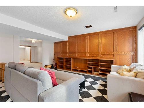 669 Hawkwood Boulevard Nw, Calgary, AB - Indoor Photo Showing Other Room