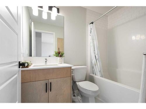 20 Royston Walk Nw, Calgary, AB - Indoor Photo Showing Bathroom