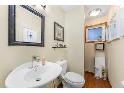 15 Deermont Road Se, Calgary, AB - Indoor Photo Showing Bathroom