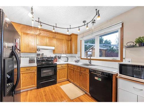 15 Deermont Road Se, Calgary, AB - Indoor Photo Showing Kitchen