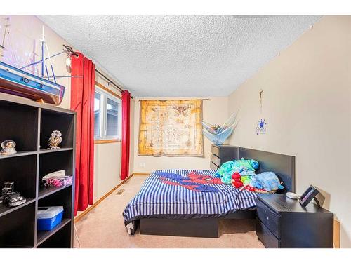 15 Deermont Road Se, Calgary, AB - Indoor Photo Showing Bedroom