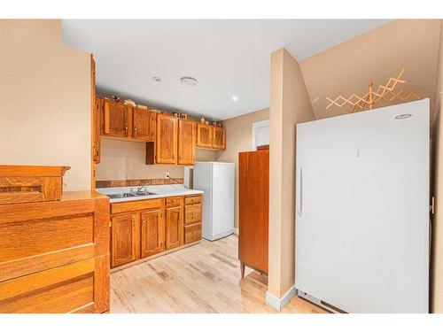 15 Deermont Road Se, Calgary, AB - Indoor Photo Showing Kitchen