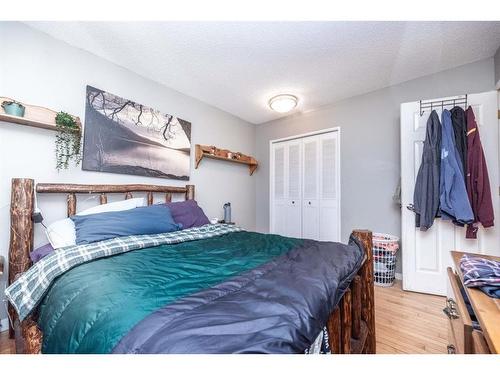 360 Abinger Crescent Ne, Calgary, AB - Indoor Photo Showing Bedroom