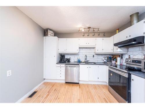 360 Abinger Crescent Ne, Calgary, AB - Indoor Photo Showing Kitchen