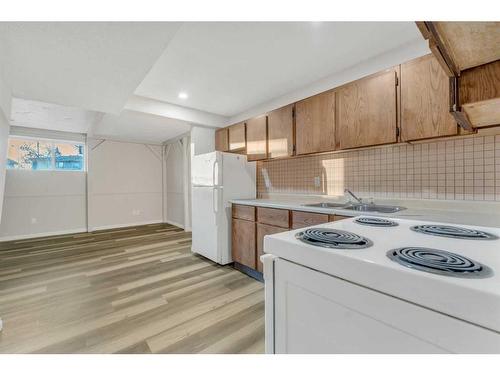 1526 And 1528 35 Street Se, Calgary, AB - Indoor Photo Showing Kitchen