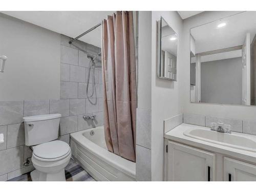 1526 And 1528 35 Street Se, Calgary, AB - Indoor Photo Showing Bathroom