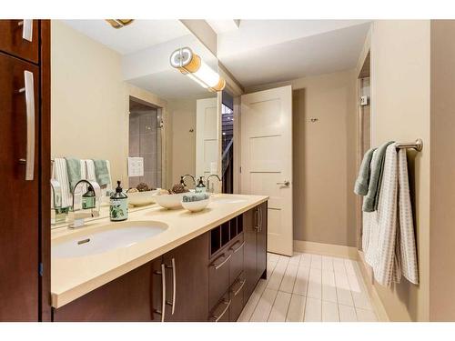 2329 6 Avenue Nw, Calgary, AB - Indoor Photo Showing Bathroom