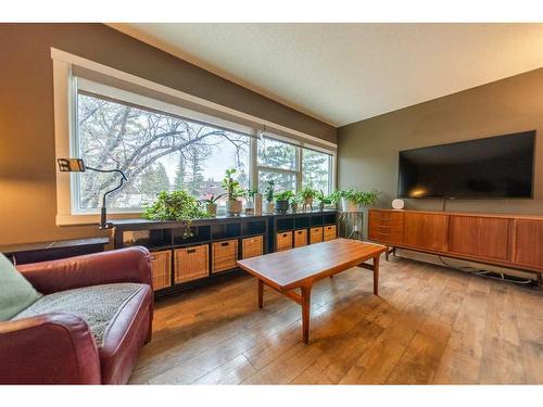 58 Brae Glen Lane Sw, Calgary, AB - Indoor Photo Showing Living Room