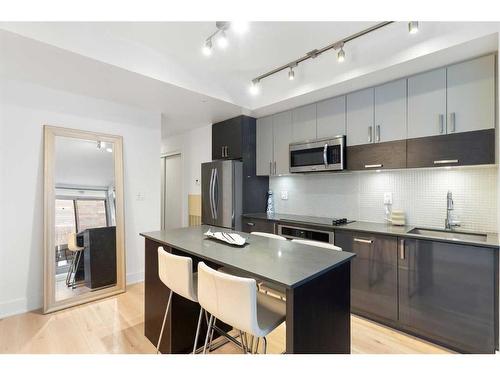 303-550 Riverfront Avenue Se, Calgary, AB - Indoor Photo Showing Kitchen With Upgraded Kitchen