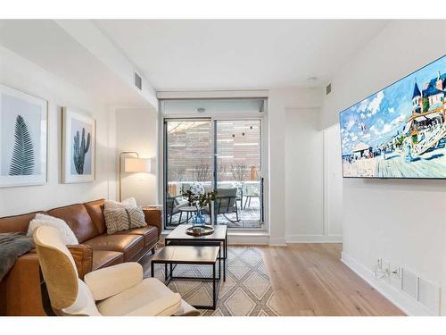 303-550 Riverfront Avenue Se, Calgary, AB - Indoor Photo Showing Living Room