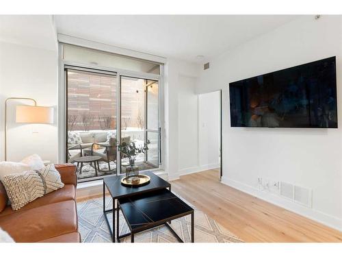 303-550 Riverfront Avenue Se, Calgary, AB - Indoor Photo Showing Living Room