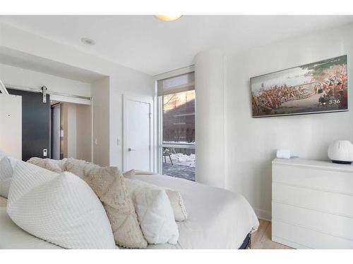 303-550 Riverfront Avenue Se, Calgary, AB - Indoor Photo Showing Bedroom