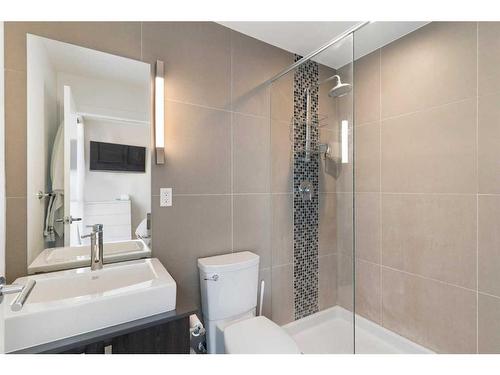 303-550 Riverfront Avenue Se, Calgary, AB - Indoor Photo Showing Bathroom