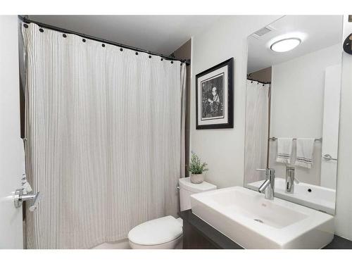 303-550 Riverfront Avenue Se, Calgary, AB - Indoor Photo Showing Bathroom