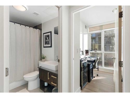 303-550 Riverfront Avenue Se, Calgary, AB - Indoor Photo Showing Bathroom