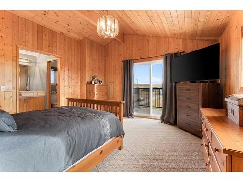 3245 Township Road 292, Rural Mountain View County, AB - Indoor Photo Showing Bedroom